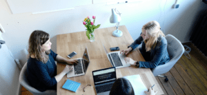 Damer som sitter rundt et bord